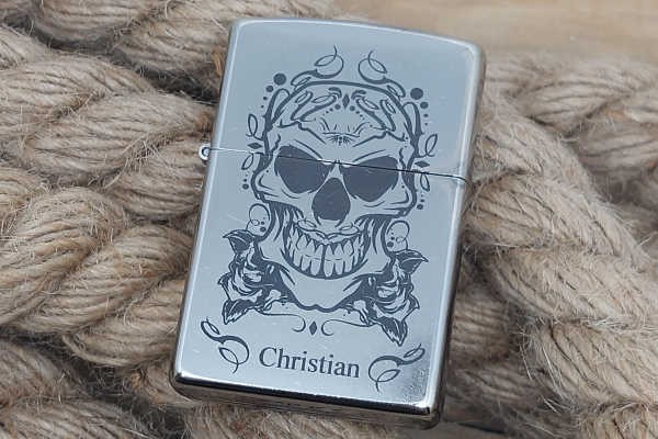Zippo mit Totenkopf und Namen - street chrome - Muster 1